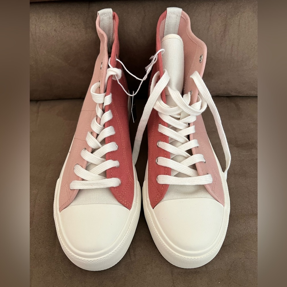 AMERICAN EAGLE lace up tennis shoes with cute heart detail on back! NWT, size 11